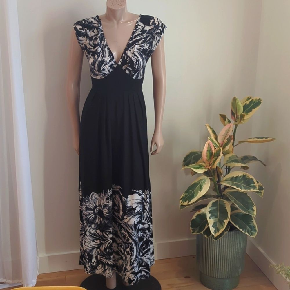 Chic Black and White Sundress with Flutter Sleeves for Night Out